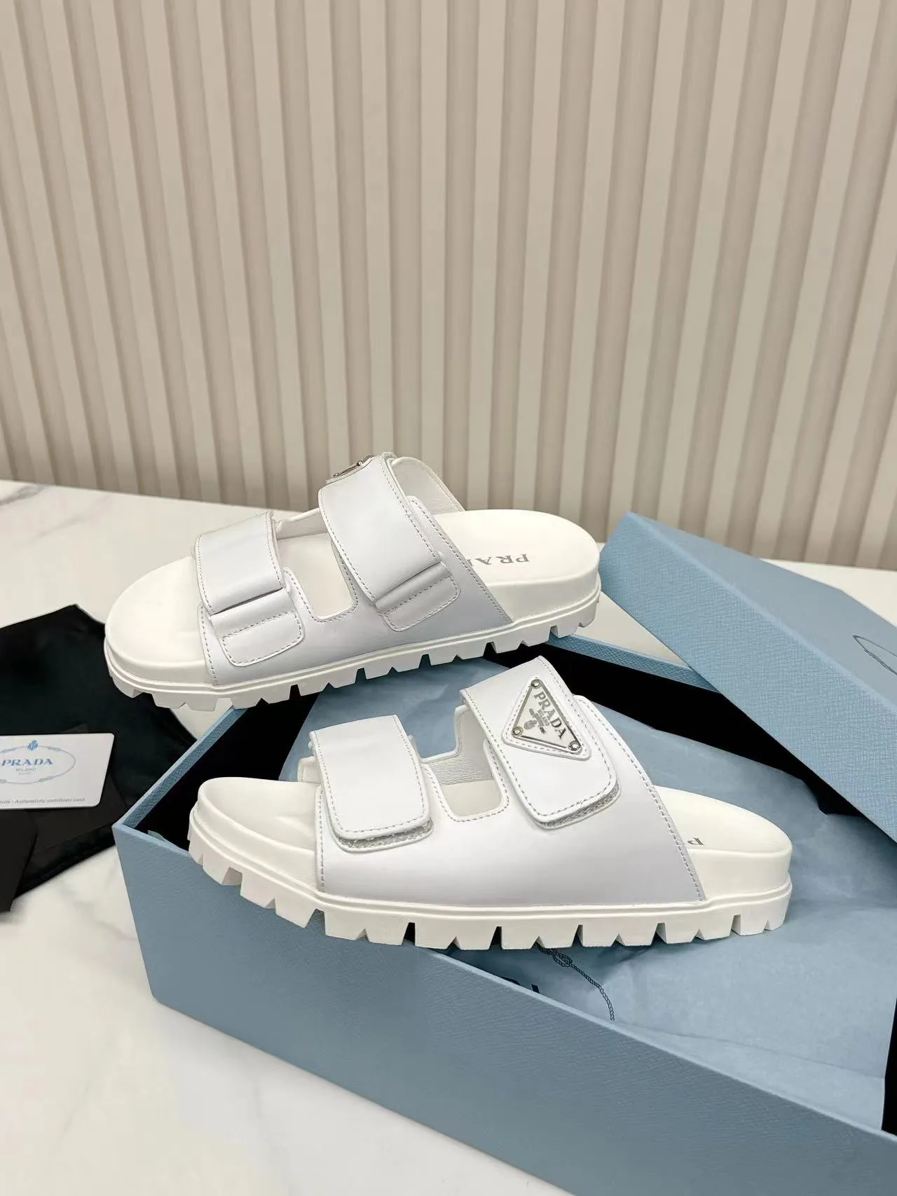 👟👟Ex-factory price 460👟👟 Prada2025’s latest Prada slippers, the slippers reveal a feminine atmosphere in a minimalist design. Triangular logo embellishment is eye-catching. Upper calfskin metal triangle logo 2 cm rubber sole Concave sole pattern Rubber sole Size 35---41